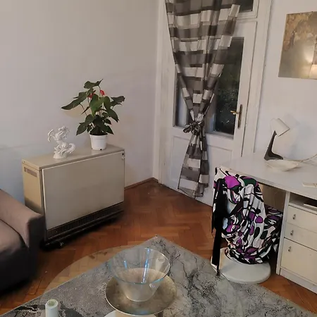 Apartment, Walk Everywhere Apartment